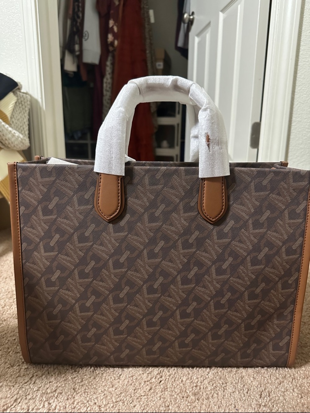 Gigi Large Empire Signature Logo Tote Bag - Picture 5 of 9